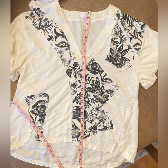Black&Cream Colored, V-Neck Short-Sleeve Top- Pre Loved Anthroplogie - Picture 12 of 12